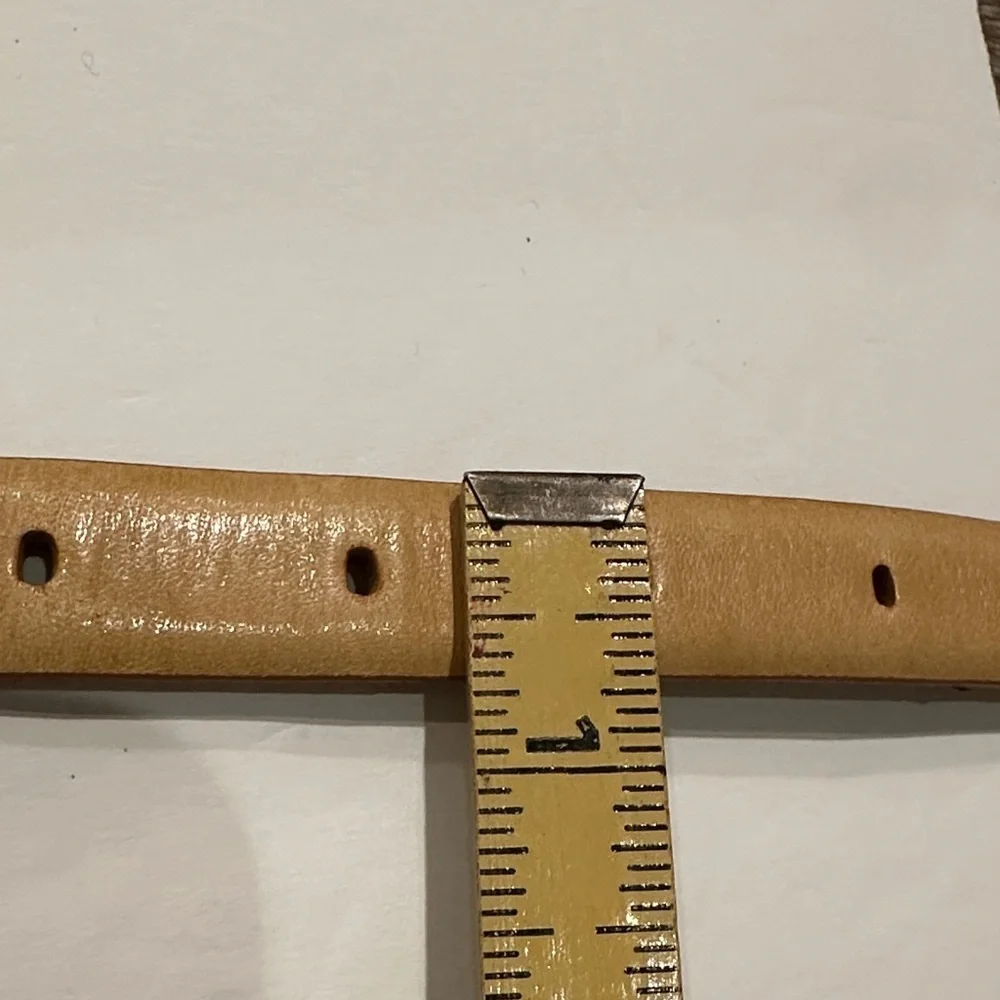 Liz Claiborne Tan Leather Skinny Belt with Silvertone buckle 25-29”
